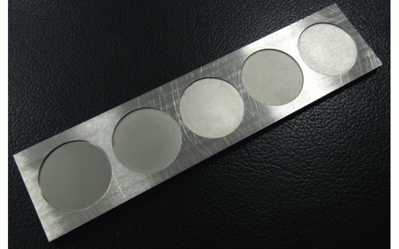 鏡面火花機的樣板， 左側(cè)的鏡面， 右側(cè)的粗紋